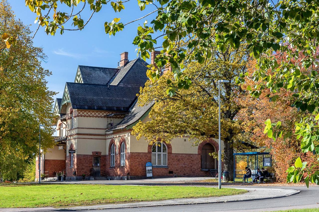 Hotell Station Скиннскаттеберг Экстерьер фото