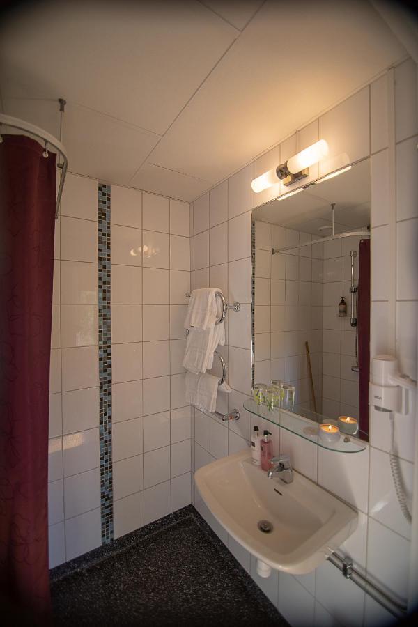 Hotell Station Скиннскаттеберг Экстерьер фото