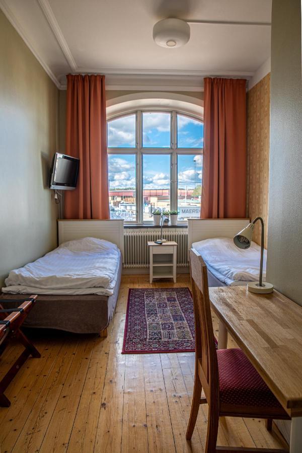 Hotell Station Скиннскаттеберг Экстерьер фото