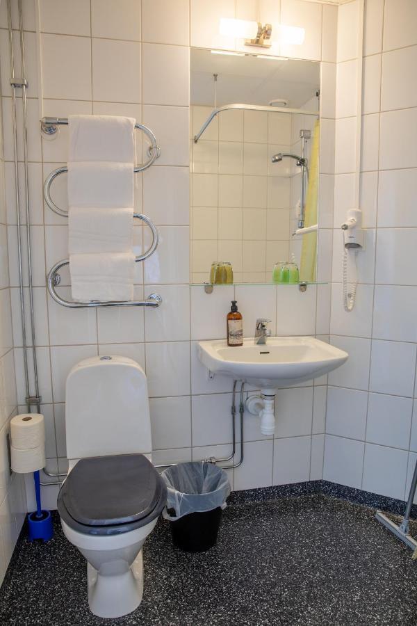 Hotell Station Скиннскаттеберг Экстерьер фото