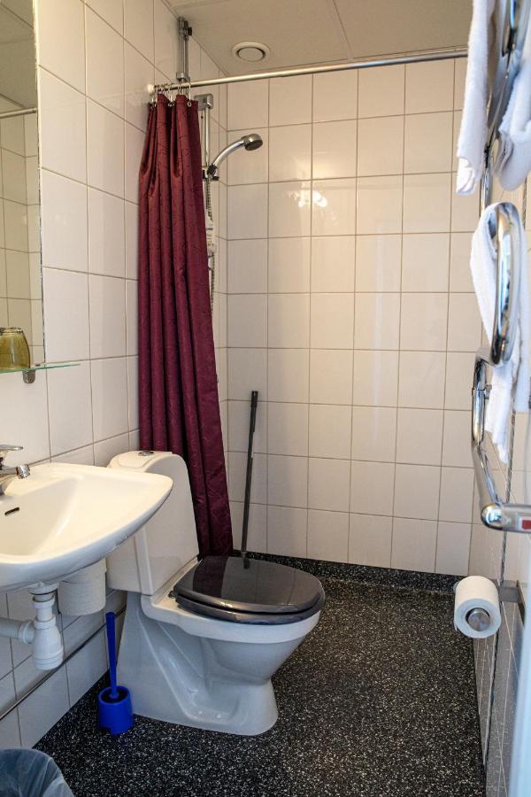 Hotell Station Скиннскаттеберг Экстерьер фото